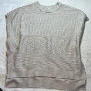 Sleeveless‎ poncho type top